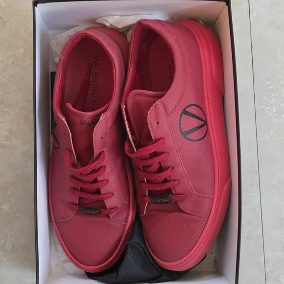 [new with box] Valentino by Mario Valentino Petra leather sneakers in red sz 11